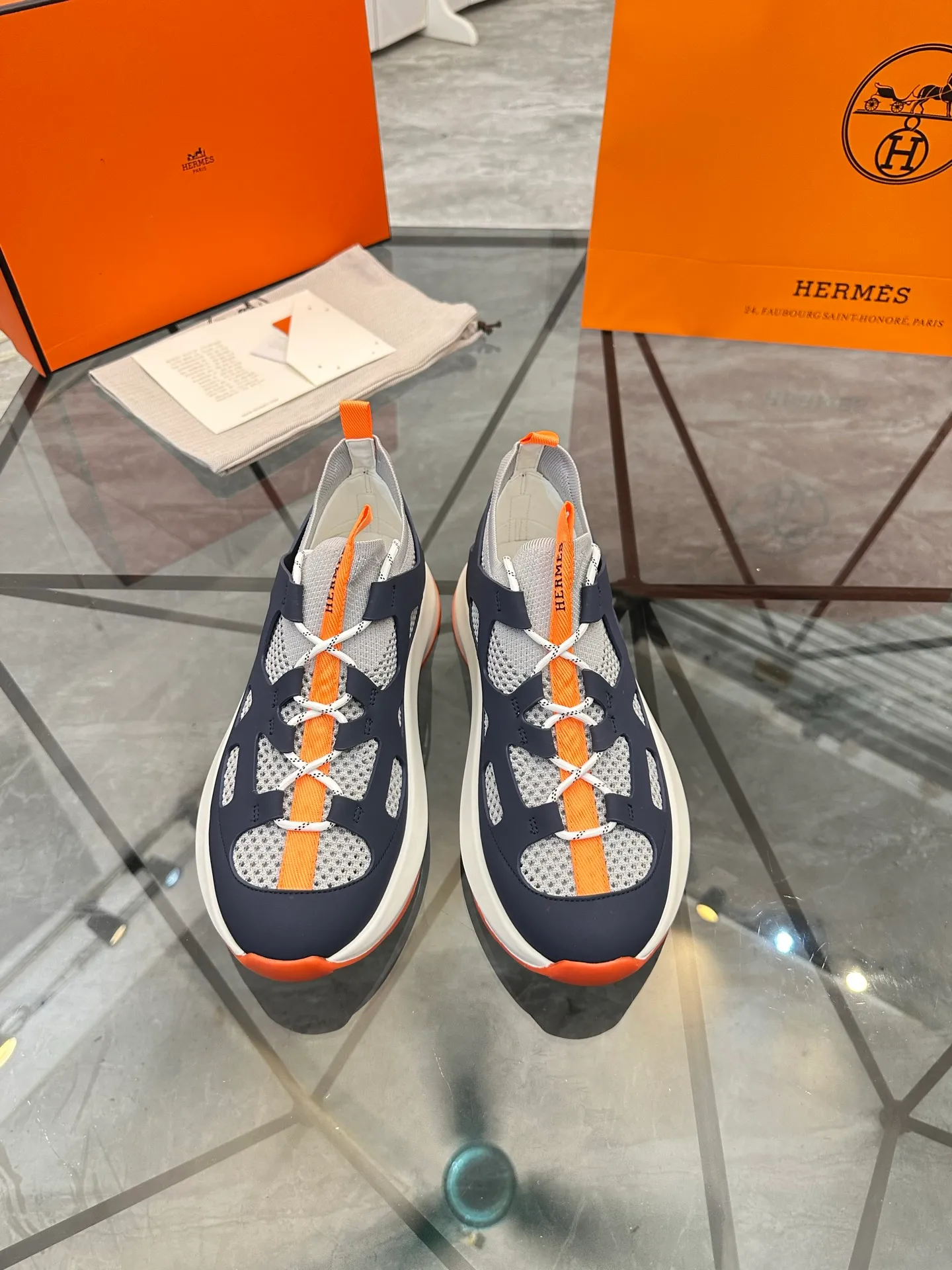 Men's shoes for sale 💰: 💰P660¥ High-end top quality Product trademark: Hermes *"Hermès*" low-top casual shoes Regular size: 38-45 (can be customized to 46) Product materials: upper imported first-layer cowhide stitched with original fabric, original rubber sheet, breathable lining, cowhide foot pads, original outsole. No.: 001